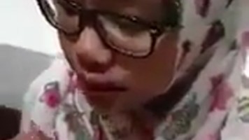 Mahasiswi Jilbab Nyepong Crot Dimuka