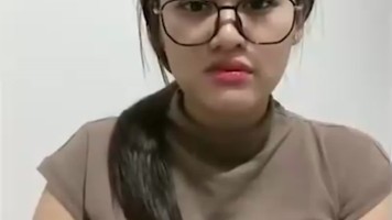 Viral Acha Sitobrut Berkacamata Live